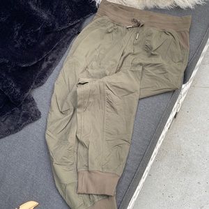 Lulu lemon . Joggers , mid rise